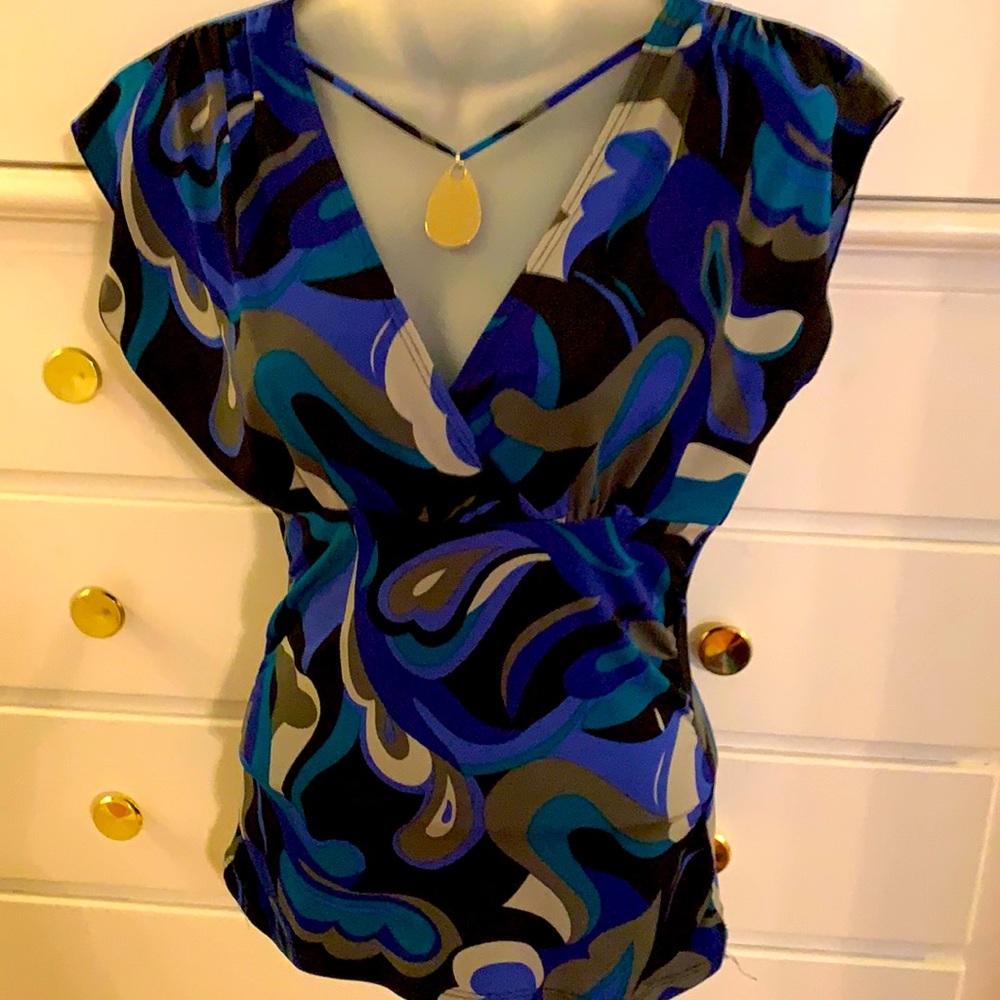 Purple, blue colorful top with short sleeve with necklace